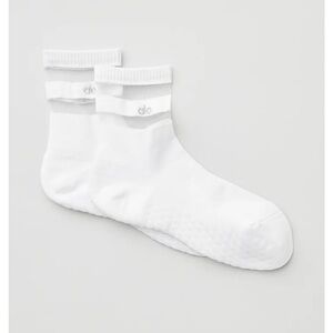 2 Pairs Alo Youga Women's Pulse Grip Sock for Women M/L fits sizes 8-11